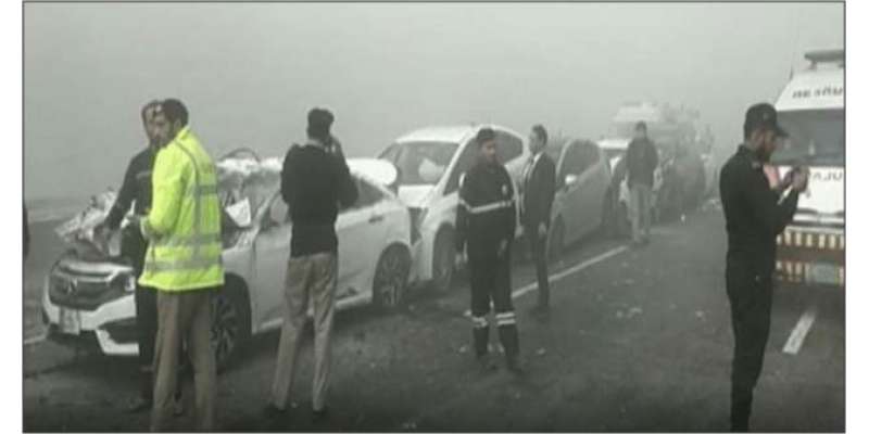 موٹروے پر دھند کے باعث 30 سے زائد گاڑیاں آپس میں ٹکرا گئیں، متعدد مسافر ..