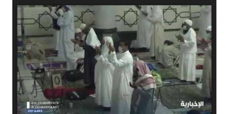 حرم شریف میں طاق رات کی عبادت کے دوران امام کعبہ پر رقت طاری ہو گئی