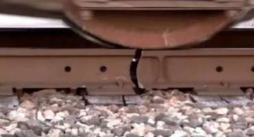 سندھ میں ریلوے ٹریک ٹوٹ گیا‘ مسافر ٹرین حادثے سے بال بال بچ گئی