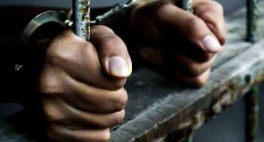 پولیس کارروائیاں ، 2100 گرام چرس ، 20 لیٹردیسی شراب برآمد، ملزمان گرفتار