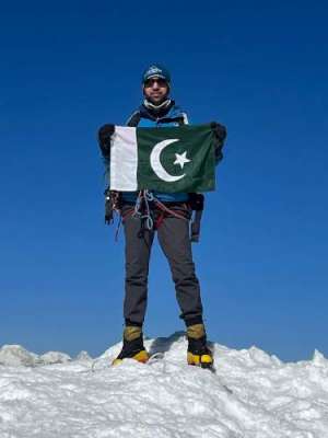 پاکستانی کوہ پیما عبدالجوشی نے دنیا کی بلند ترین چوٹی مائونٹ ایورسٹ سر کرلی