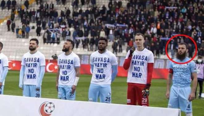 یوکرین تنازع: ترک فٹبالرکا جنگ مخالف نعرے والی ٹی شرٹ پہننے سے انکار