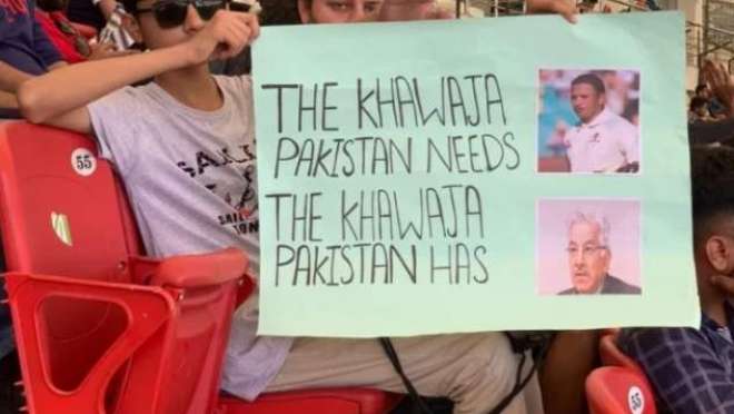 ’خواجہ جو پاکستان کی ضرورت ہے، خواجہ جو پاکستان کے پاس ہے’، نیشنل سٹیڈیم میں منفرد بینر کے چرچے
