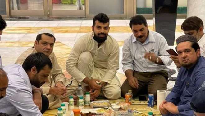 شاداب خان کی مکہ میں افطاری کی تصاویر وائرل ہوگئی