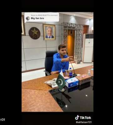 حریم شاہ لائٹ، ٹک ٹوکر علی فیضان چیئرمین پی سی بی کے دفتر میں داخل ، تصاویر اور ویڈیوز وائرل