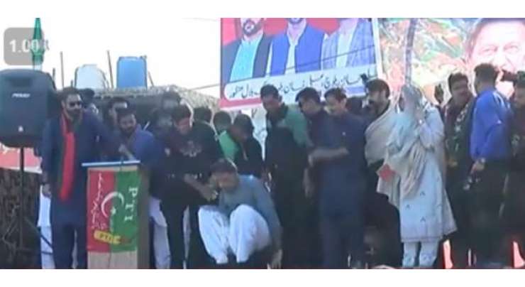 خوشاب میں اسد عمر لانگ مارچ میں اسٹیج پر بیٹھنے کے دوران لڑکھڑا گئے