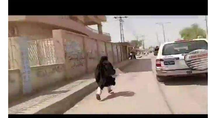 ڈی آئی جی کی گاڑی کے پیچھے دوڑنے والی بیوہ کی ویڈیو وائرل