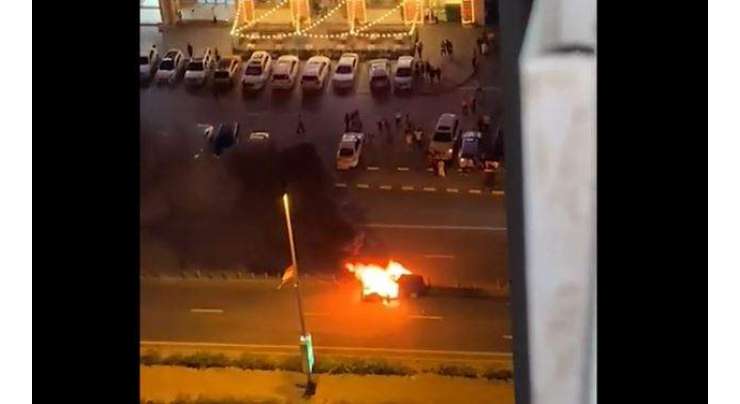 شارجہ میں خوفناک حادثہ ‘ گاڑی میں آگ لگنے کے باوجود ڈرائیور معجزانہ طور پر بچ گیا