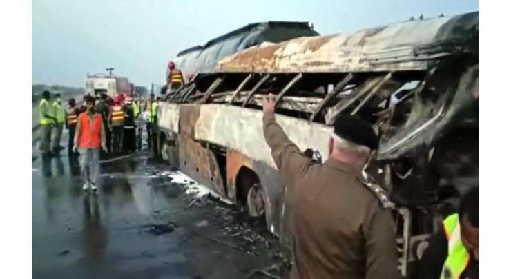 ملتان سکھر موٹر وے پر مسافر بس کے آئل ٹینکر سے تصادم کے نتیجے میں 20 افراد جاں بحق ، 6 زخمی