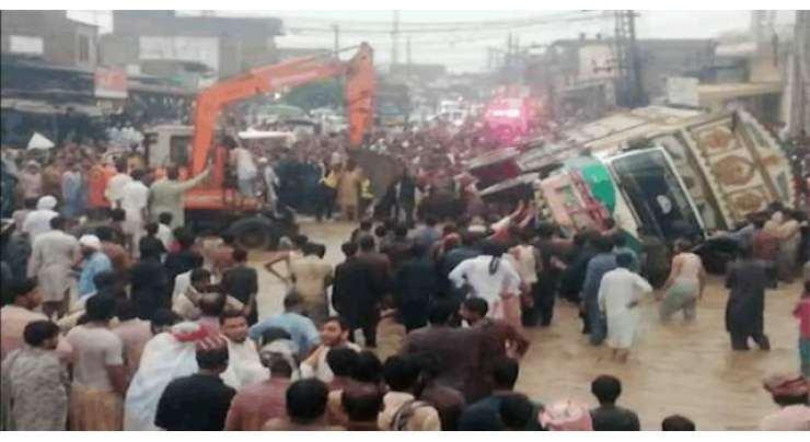 رحیم یار خان؛ چینی سے بھرا ٹرک مسافر کوچ پر الٹ گیا‘ 13 افراد جاں بحق‘ 5 شدید زخمی