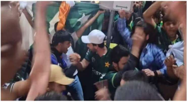 پاکستان زندہ باد! سیمی فائنل فتح کے بعد سڈنی کی سڑکوں پر جشن کا ماحول