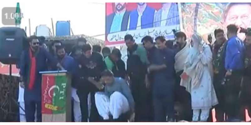 خوشاب میں اسد عمر لانگ مارچ میں اسٹیج پر بیٹھنے کے دوران لڑکھڑا گئے