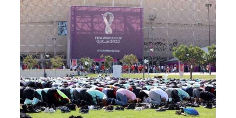 فیفا ورلڈ کپ کے دوران اسٹیڈیم کے باہر نماز جمعہ کا روح پرور منظر
