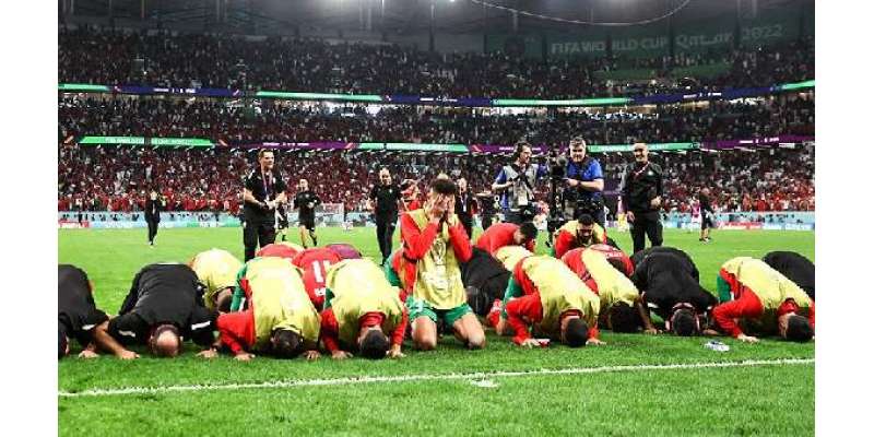 فٹبال ورلڈکپ، اسپین کے خلاف تاریخی کامیابی پر مراکش کے کھلاڑی گراؤنڈ ..