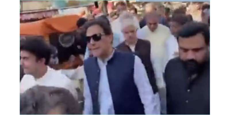 عمران خان پشاور میں بغیر پروٹوکول کے عام عوام میں نکل آئے