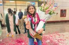 یوم آزادی پر دس سالہ آیت عاصمی نے اپنا تمغہ پاکستان کینام کر دیا