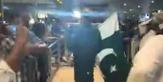 پاکستانی ٹیم کے استقبال کیلئے ائیرپورٹ پہنچنے والے شائقین کو افسوسناک رویہ کا نشانہ بنا دیا گیا