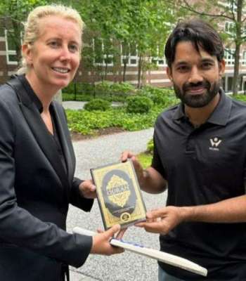 محمد رضوان کا ہارورڈ ٹیچر کو قرآن پاک کا تحفہ