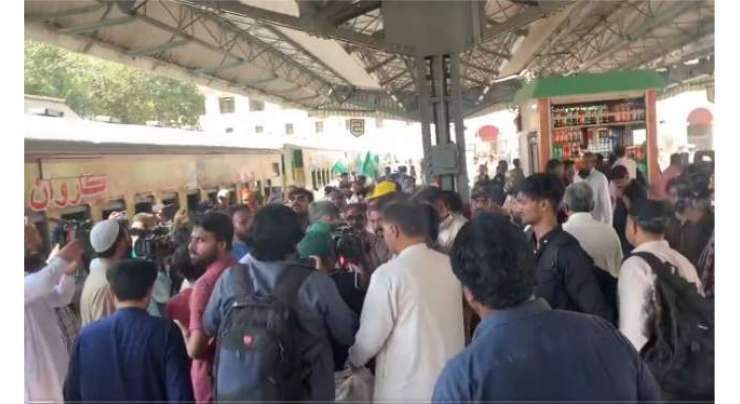 کراچی سے لاہور  بذریعہ ٹرین جانے والے لیگی کارکنان آپس میں لڑ پڑے