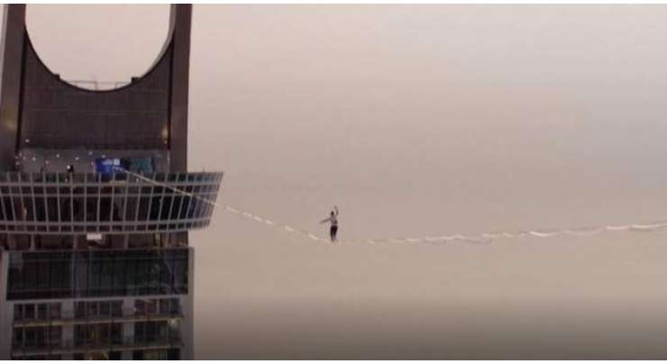 قطر میں مہم جُو کی زمین سے 185 میٹر بلندی پر بندھی رسی پر چہل قدمی