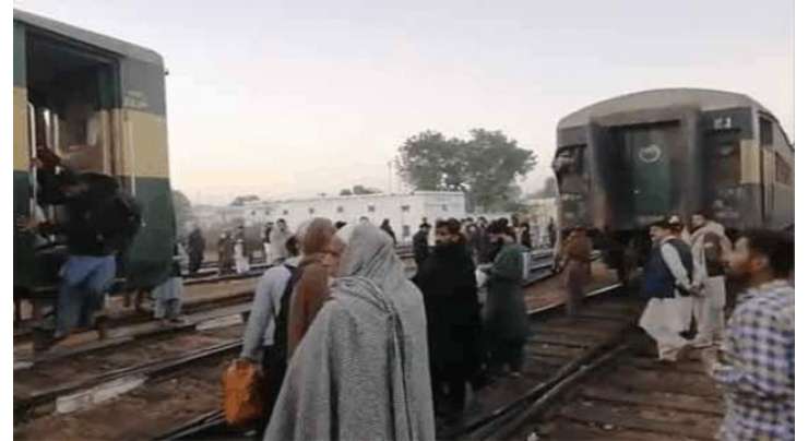پشاور سے کراچی جانے والی ٹرین دو حصوں میں تقسیم ہو گئی