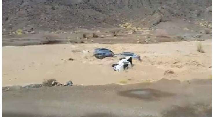 عمان میں طوفانی بارشیں‘ سینکڑوں گاڑیاں سیلابی پانی میں بہہ گئیں