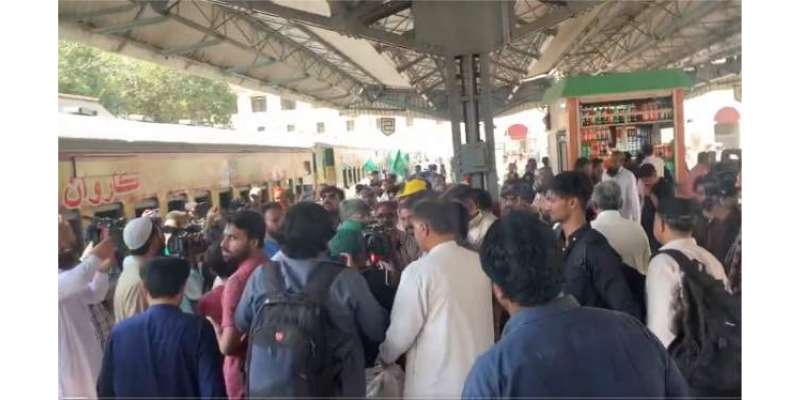 کراچی سے لاہور  بذریعہ ٹرین جانے والے لیگی کارکنان آپس میں لڑ پڑے