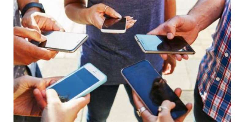 پاکستان میں سال 2023 کے دوران موبائل فون صارفین کی تعداد میں 37 لاکھ کی ..