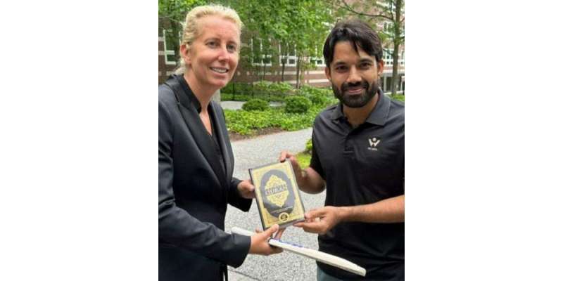 محمد رضوان کا ہارورڈ ٹیچر کو قرآن پاک کا تحفہ