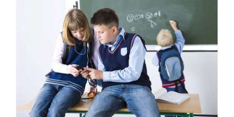 برطانیہ ، اسکولوں میں طلبہ کے موبائل فون استعمال کو روکنے کیلئے نئی ..