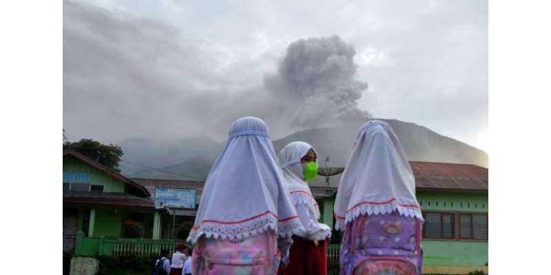 انڈونیشیا میں آتش فشاں پھٹنے سے 11 سیاح ہلاک