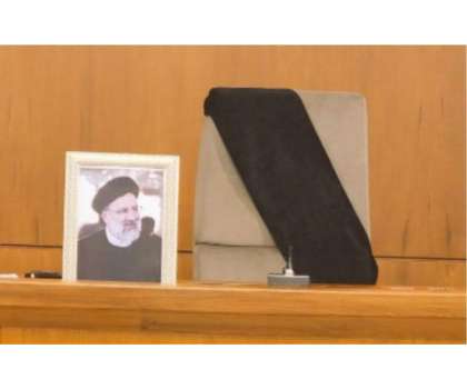 ہیلی کاپٹر حادثے کے بعد ایرانی کابینہ کا ہنگامی اجلاس، صدر رئیسی کی نشست پر کالا کپڑا اور تصویر رکھ دی گئی
