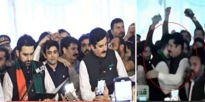 گورنر کے پی نو منتخب وزیراعلیٰ کی حلف برداری تقریب میں آتے ہوئے گرتے ..