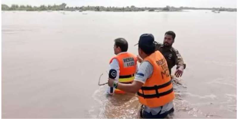 وائرل ہونے کا شوق؟ ڈی سی مظفرگڑھ نے سیلاب میں چھلانگ لگا دی، سیلابی ..