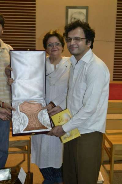 Idrees Babur Receiving His Award From Saleema Hashmi