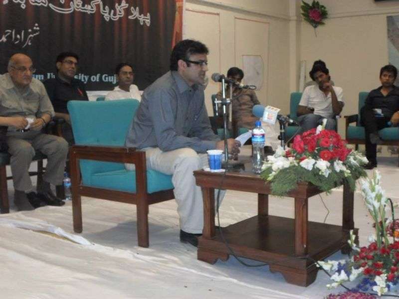Ahmad Khayal While Reciting His Poetry In University Of Gujrat