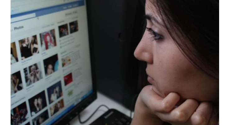 The More Women Post On Facebook, The Lonelier They Are