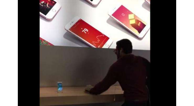 Apple Store Customer Smashes IPhones