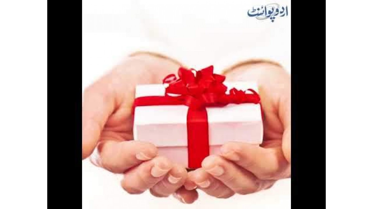 Дарить подарки раньше дня рождения. Дарим подарки. Подарок в руках. Руки дарят подарок. Подарки клиентам.
